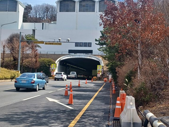 [창원=뉴시스] 경남 창원시와 김해시를 연결하는 창원터널 입구. (사진=뉴시스 DB). photo@newsis.com *재판매 및 DB 금지