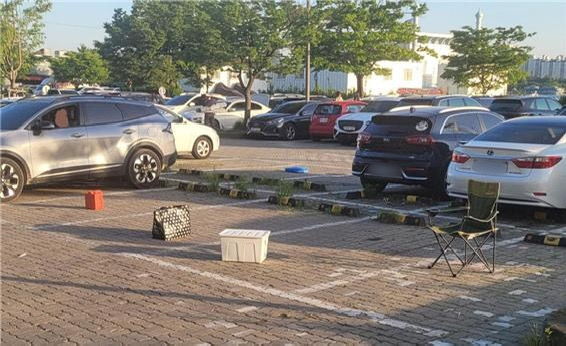 [서울=뉴시스] 한 시민이 한강공원 공영주차장에서 주차 공간 다섯 자리를 맡아둔 모습. (사진=보배드림) *재판매 및 DB 금지