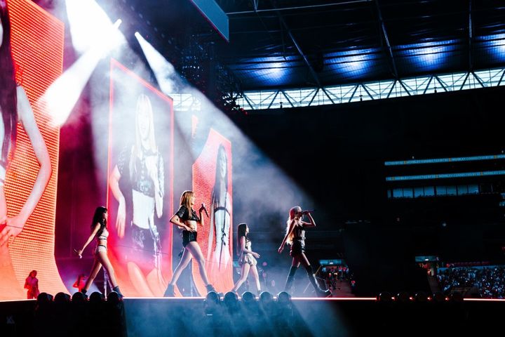 [서울=뉴시스] 그룹 블랙핑크는 지난 15~16일(현지시간) 영국 런던 웸블리 스타디움에서 단독 콘서트 '데드라인 인 런던'(DEADLINE IN LONDON)'을 개최했다. (사진=YG엔터테인먼트 제공) 2025.08.20.photo@newsis.com *재판매 및 DB 금지