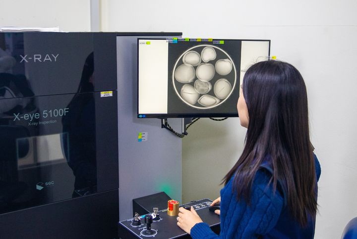 [대전=뉴시스] 한국수목원정원관리원 관계자가 보유 중인 종자 엑스레이 검사기로 시험을 하고 있는 모습.(사진=한국수목원정원관리원 제공) *재판매 및 DB 금지