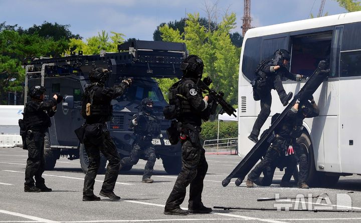 [광주=뉴시스] 이현행 기자 = 20일 오전 광주 서구 월드컵경기장 일대에서 펼쳐진 2025 을지연습 세계양궁선수권 대회 대테러 훈련 도중 경찰특공대가 납치된 선수단을 구출하고 있다. 2025.08.20. lhh@newsis.com