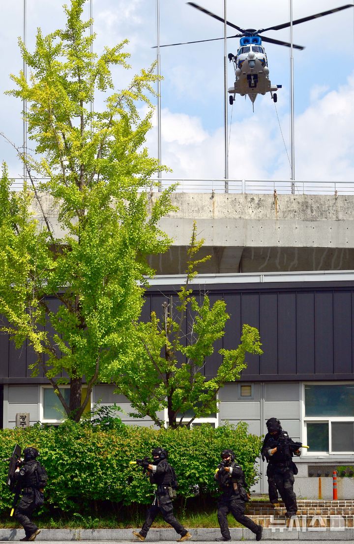 [광주=뉴시스] 이현행 기자 = 20일 오전 광주 서구 월드컵경기장 일대에서 펼쳐진 2025 을지연습 세계양궁선수권 대회 대테러 훈련 도중 경찰특공대가 헬기 레펠 하강 후 테러 현장 진입 작전을 펼치고 있다. 2025.08.20. lhh@newsis.com