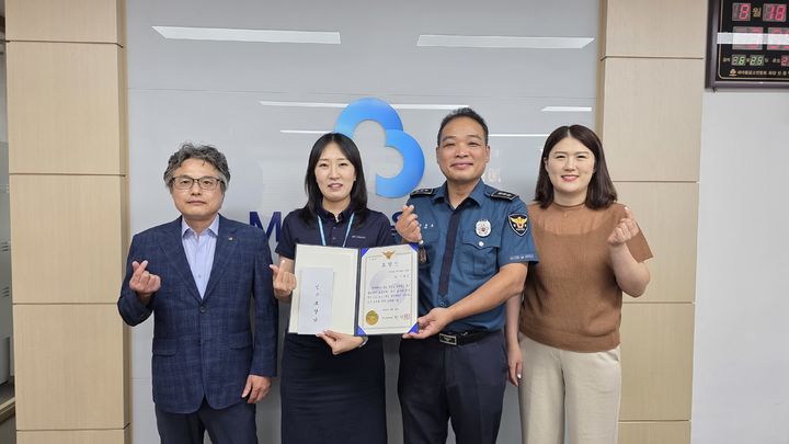 [대구=뉴시스] 대구 남부경찰서는 전화금융사기(보이스피싱) 범죄로부터 시민의 소중한 재산을 지켜낸 새마을금고 직원 A씨에게 신고포상금과 경찰서장 표창을 수여했다. (사진=대구 남부경찰서 제공) 2025.08.20. photo@newsis.com *재판매 및 DB 금지