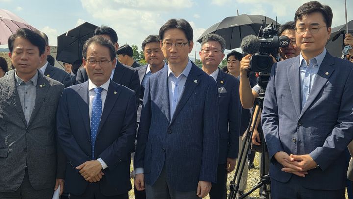 [세종=뉴시스] 송승화 기자 = 20일 세종시 세종동, 국회 세종의사당 부지를 찾은 김경수 지방시대위원장과 충대세포럼 국회의원들이 진행 상황을 듣고 있다. 2025.08.20. ssong1007@newsis.com&nbsp; *재판매 및 DB 금지