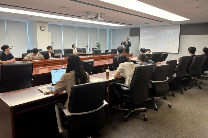 [부산=뉴시스] 19일 한국해양진흥공사 본사에서 글로벌 부동산 컨설팅 기업 쿠시먼앤드웨이크필드 유럽본부의 김종환 전무 초청 강연이 진행되고 있다. (사진=한국해양진흥공사 제공) 2025.08.20. photo@newsis.com *재판매 및 DB 금지