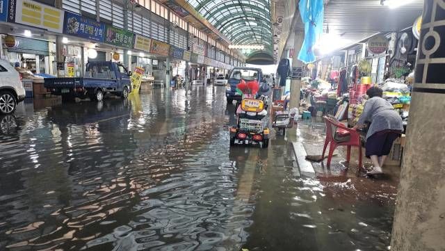 [합천=뉴시스] 집중호우가 쏟아진 지난달 19일 합천읍 왕후시장이 물에 잠겨 있다 (사진=합천군 제공) 2025. 08. 20. photo@newsis.com *재판매 및 DB 금지
