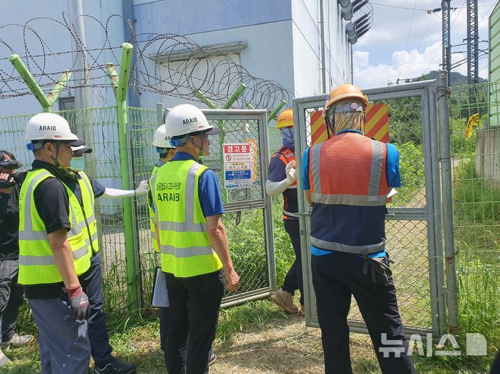 지난 19일 경북 청도군 경부선 철로에서 발생한 열차 사고와 관련해 20일 오후 관계 기관 합동감식이 진행됐다. 감식반이 사고 조사를 위해 철도로 진입하려고 닫혀진 철제문을 개방하고 있다. 2025.08.20. kbs@newsis.com *재판매 및 DB 금지