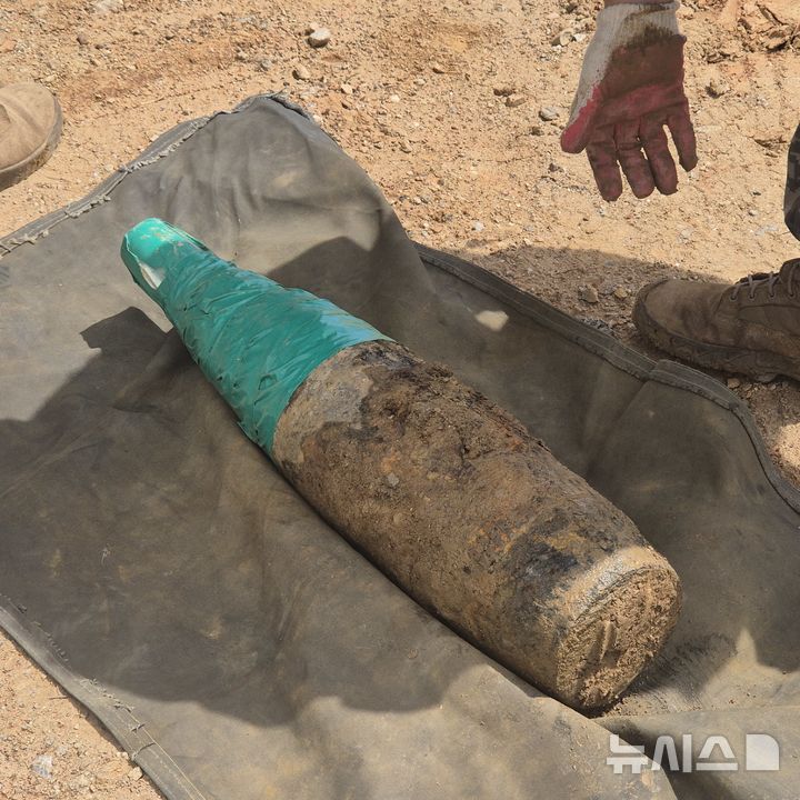 [고양=뉴시스] 경기 고양시 일산동구 장항공동주택지구 공사 과정에서 발견된 포탄.(사진=독자 제공).photo@newsis.com