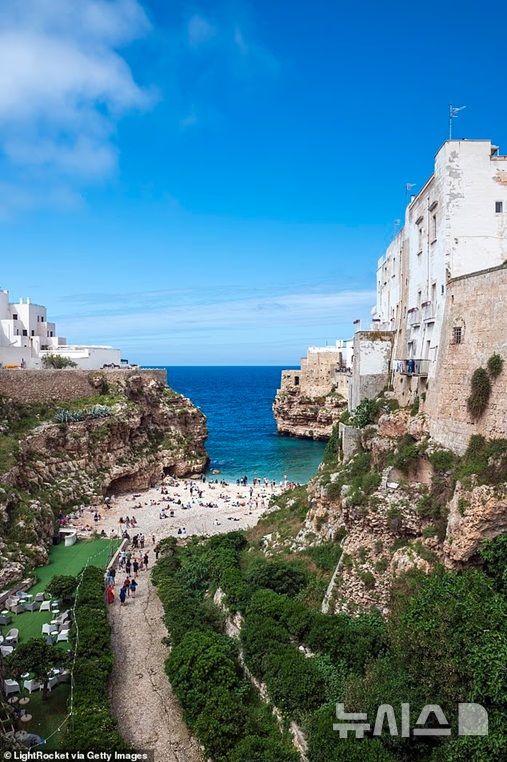 [뉴시스]23세의 미식축구 선수 프란체스코 아로니카가 라마 모나킬레 만의 바위 절벽에서 뛰어내려 머리를 부딪혀 사망했다. (사진=데일리메일) 2025.8.19 