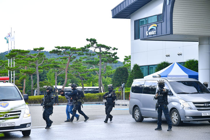 [원주=뉴시스] 테러범 제압 훈련. (사진=횡성군 제공) 2025.08.20. photo@newsis.com *재판매 및 DB 금지