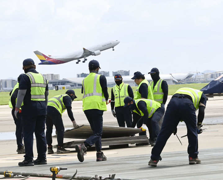 [서울=뉴시스] 20일 김포공항 계류장에서 실시된 활주로 긴급 복구 훈련에서 활주로복구반이 BDR kit를 조립해 손상된 활주로를 복구하고 있다. 2025.08.20. (사진=한국공항공사 제공) photo@newsis.com *재판매 및 DB 금지