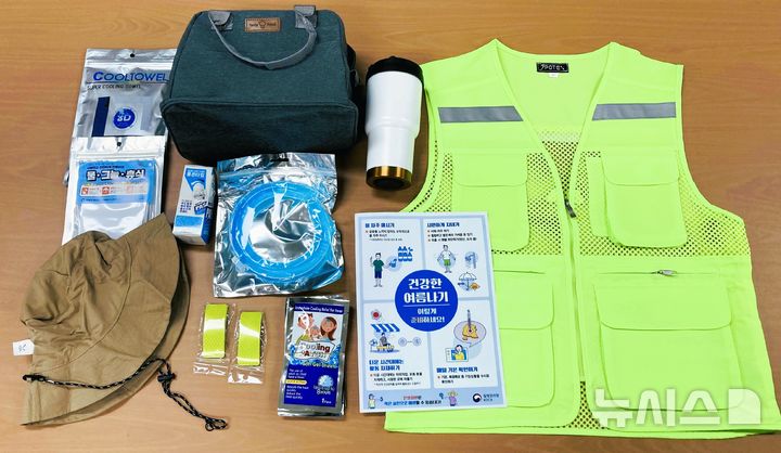 [김해=뉴시스]폐지수집 어르신 폭염 안전물품·건강수칙 배부. (사진=김해시 제공). 2025.08.20. photo@newsis.com 