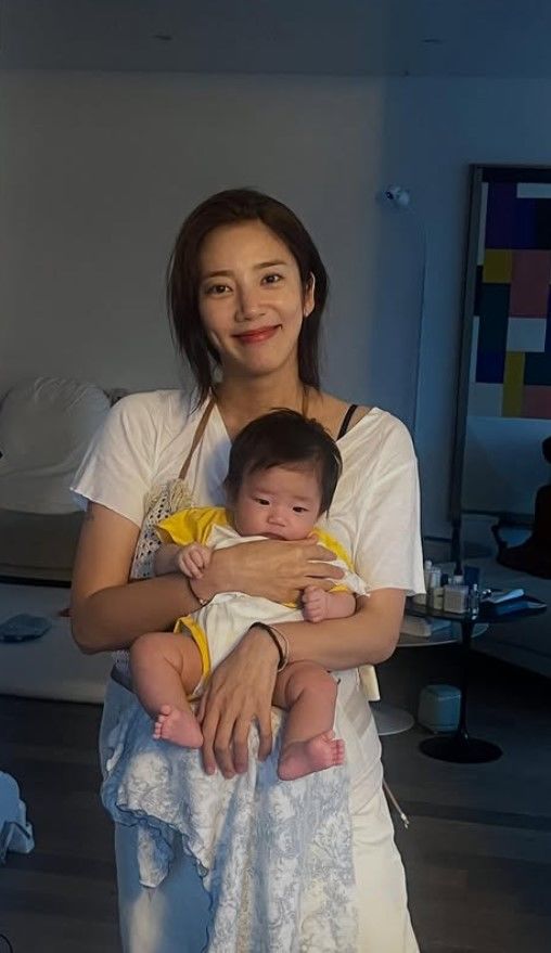 [서울=뉴시스] 손담비와 딸 이해이. (사진=손담비 인스타그램 캡처) 2025.08.20. photo@newsis.com *재판매 및 DB 금지