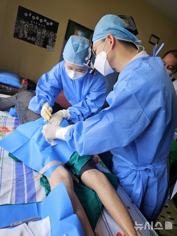 [서울=뉴시스] 서울특별시의사회는 사단법인 선한의료포럼과 함께 지난 13~17일 필리핀 라구나주 산페드로시에서 필리핀 6·25 참전유공자 및 가족들과 빈민지역 저소득층 주민들을 위한 해외 의료봉사활동을 펼쳤다. (사진= 서울특별시의사회 제공) 