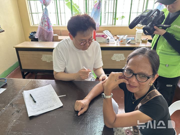 [서울=뉴시스] 서울특별시의사회는 사단법인 선한의료포럼과 함께 지난 13~17일 필리핀 라구나주 산페드로시에서 필리핀 6·25 참전유공자 및 가족들과 빈민지역 저소득층 주민들을 위한 해외 의료봉사활동을 펼쳤다. (사진= 서울특별시의사회 제공) 