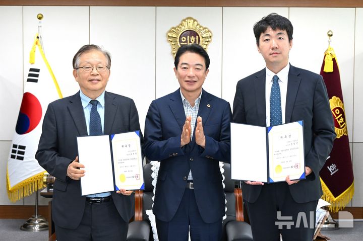 [창원=뉴시스]20일 경남도의회 의장실에서 최학범(가운데) 의장이 윤창민(오른쪽) 변호사와 조정찬 한국입법연구원 상임고문에게 입법고문 위촉장을 수여한 후 기념촬영하고 있다.(사진=경남도의회 제공) 2025.08.20. photo@newsis.com