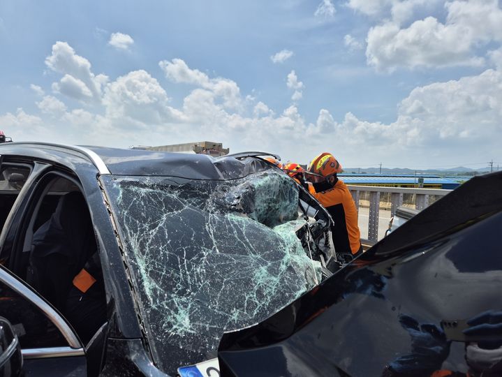 [논산=뉴시스] 20일 낮 12시14분께 천안논산고속도로 천안방향 215㎞ 지점 충남 부여군 초촌면 송정리 부근 1차로에서 난 교통사고 현장에서 구급대원이 사고차량 운전자를 구조하고 있다. (사진=논산소방서 제공) 2025.08.20. photo@newsis.com *재판매 및 DB 금지