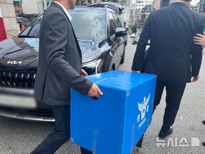 [서울=뉴시스] 김준재 인턴기자=경찰이 20일 오후 3시께 서울 용산구에 위치한 부정선거부패방지대 사무실 압수수색을 마치고 나오고 있다. 2025.08.20 photo@newsis.com