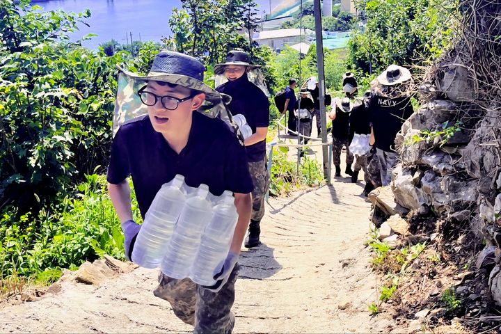 [인천=뉴시스] 해군 장병이 단수 사태가 발생한 인천 소이작도에서 생수를 나르고 있다. (사진=옹진군 제공) 2025.08.20. photo@newsis,com *재판매 및 DB 금지