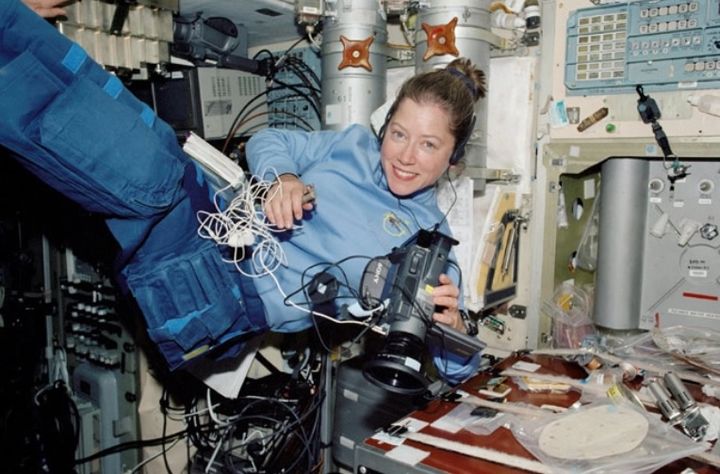 팸 멜로이 미 항공우주국(NASA) 전 부국장이 현역 시절이던 지난 2002년 국제우주정거장(ISS) 내부에서 카메라 장비를 들어보이고 있다. (사진=NASA) *재판매 및 DB 금지