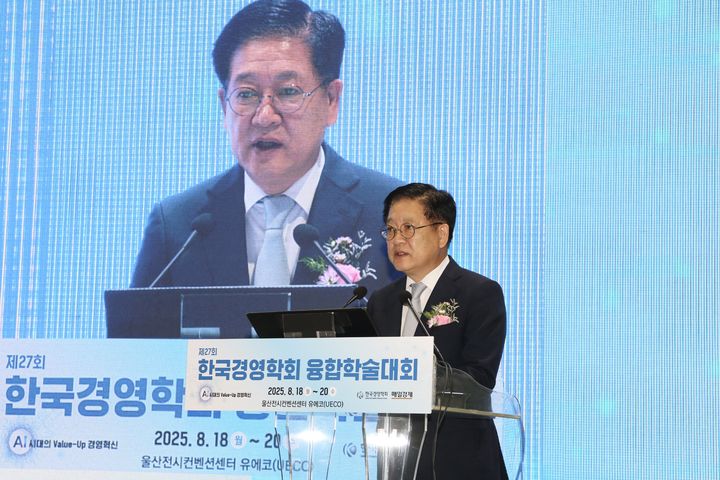 [울산=뉴시스] 구미현 기자 =권명호 한국동서발전 사장이 '경영혁신대상' 수상소감을 전하고 있다. (동서발전 제공) photo@newsis.com *재판매 및 DB 금지