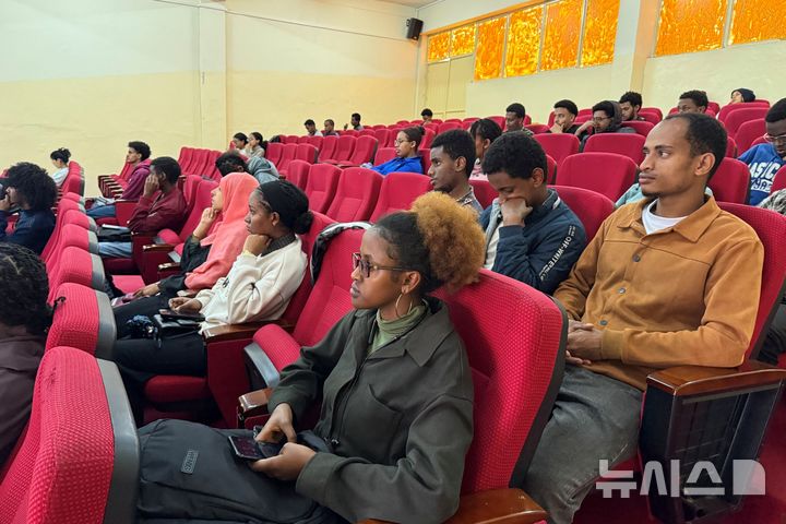 [포항=뉴시스] 송종욱 기자 = 한동대학교가 유네스코 유니트윈 사업의 하나로 지난 13~20일 8일간 아디스아바바 과학기술대학교(AASTU)와 협력해 '디지털 이노베이션 부트캠프'를 성공적으로 개최했다. 사진은 AASTU 학생들이 디지털 이노베이션 부트캠프에서 수강하는 모습. (사진=한동대 제공) 2025.08.20. photo@newsis.com