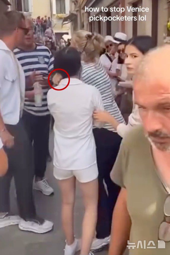 [뉴시스] 베네치아에서 한 여성이 소매치기 10대 소녀의 머리카락을 붙잡았다. (사진=뉴욕포스트) 2025.08.19 