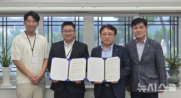 [경기광주=뉴시스] 광주도시관리공사가 광주시니어클럽과 시니어 일자리 창출 등 지역사회 공동발전을 위한 업무협약을 체결했다 (사진=경기광주도시관리공사 제공) 2025.08.20.photo@newsis.com