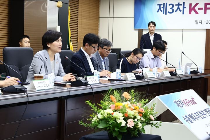 [세종=뉴시스]송미령 농림축산식품부 장관이 20일 서울 aT 센터에서 주요 농식품 및 농산업 수출기업, 유관기관과 함께 2025년 제3차 'K-푸드+ 수출확대 추진본부 간담회'를 개최하고 있다. (사진=농식품부 제공) *재판매 및 DB 금지