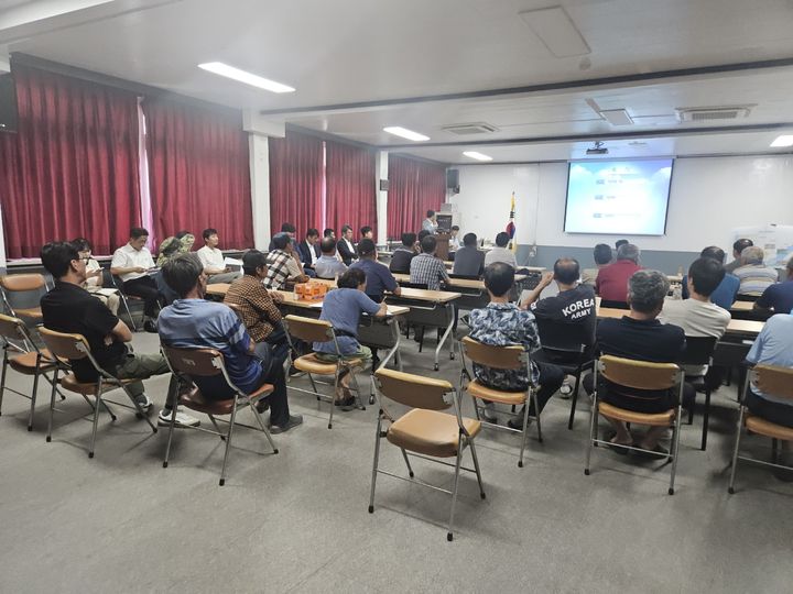 [홍성=뉴시스] 충남도 주관으로 20일 규암면 행정복지센터에서 주민과 도·부여군·농림축산식품 관계자 등 50여명이 참석한 가운데 부여 라복지구 배수개선사업 세부설계(안) 주민설명회가 열리고 있다. (사진=충남도 제공) 2025.08.20 photo@newsis.com *재판매 및 DB 금지