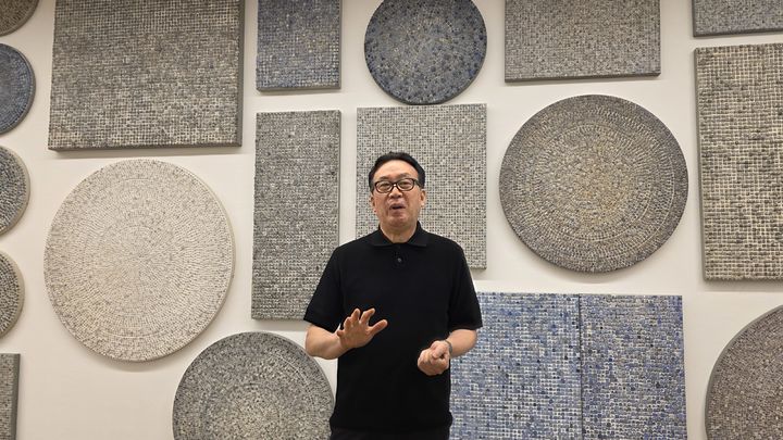 [서울=뉴시스] 박현주 기자 = 학고재 갤러리는 20일 서울 종로구 학고재 전관에서 그룹전 '흙으로부터(from the earth)' 기자간담회에 참석한 이진용 작가가 작품을 설명하고 있다. 2025.08.20. hyun@newsis.com *재판매 및 DB 금지