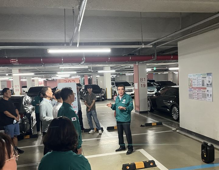 [보령=뉴시스] 을지연습 연계 공습대비 민방위 훈련에 참가, 이야기를 나누는 김동일 보령시장. (사진=보령시청 제공) 2025.08.20. photo@newsis.com *재판매 및 DB 금지