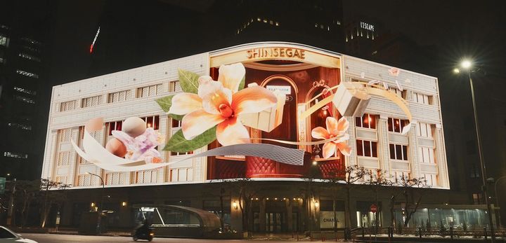 [서울=뉴시스] 서울 중구 신세계 백화점 본점 외벽에 설치된 신세계스퀘어에서 '타임리스 모먼트'가 선보여지고 있다.(사진=신세계백화점 제공) *재판매 및 DB 금지