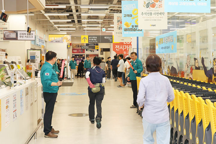 [창원=뉴시스] 강경국 기자 = 20일 오후 경남 창원시 마산합포구 이마트 마산점에서 2025년 을지연습과 연계한 민방위 주민대피훈련이 실시된 가운데 장금용 창원시장 권한대행이 대피 과정을 지휘하고 있다. (사진=창원시청 제공). 2025.08.20. photo@newsis.com&nbsp;&nbsp; *재판매 및 DB 금지