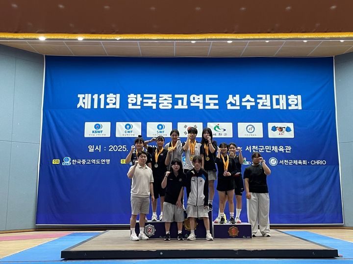 [울산=뉴시스] 구미현 기자 =울산스포츠과학중학교는 역도부 선수들이 '제11회 한국중고역도선수권대회'에 출전해 금메달 9개, 은메달 6개, 동메달 3개를 획득하는 쾌거를 거뒀다고 20일 밝혔다. (울산시교육청 제공) gorgeouskoo@newsis.com *재판매 및 DB 금지