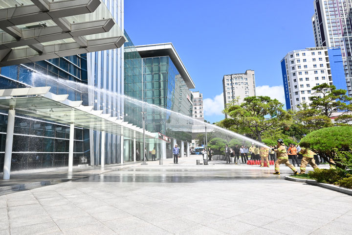 [부산=뉴시스] BNK금융그룹은 을지연습 기간 중인 20일 부산 남구 부산은행 본점에서 대규모 화재 상황을 가정, 부산진소방서와 합동으로 소방훈련을 실시했다고 밝혔다. (사진=BNK금융그룹 제공) 2025.08.20. photo@newsis.com *재판매 및 DB 금지