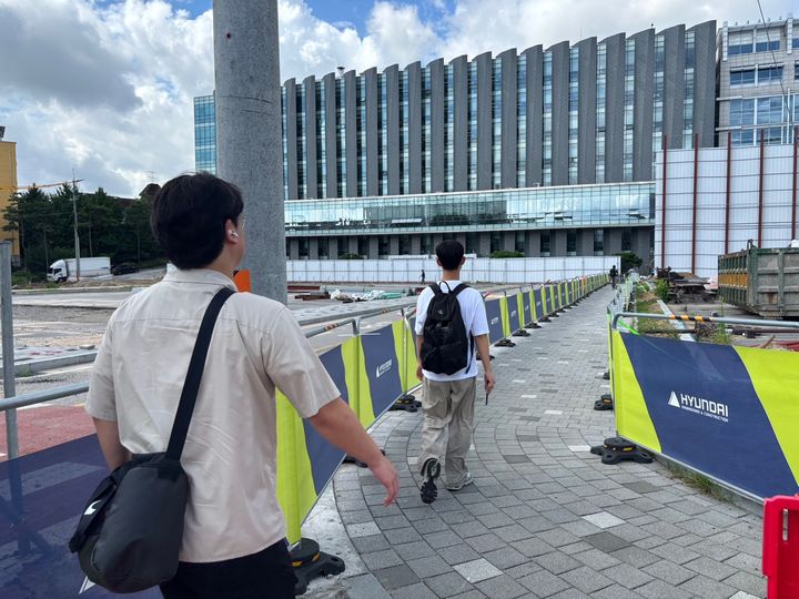 [서울=뉴시스] 서지수 인턴기자 = 지난 19일 서울 성북구 고려대학교 자연계 캠퍼스에서 학생들이 중앙광장 신축공사로 설치된 임시 통학로를 따라 이동하고 있다. 2025.08.20. photo@newsis.com *재판매 및 DB 금지