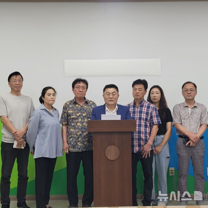 [괴산=뉴시스] 충북 괴산상인연합회 등은 20일 군청사 브리핑룸에서 기자회견을 열어 대형마트 규제 완화 반대를 촉구하고 있다. (사진= 괴산군 제공) 2025.08.20. photo@newsis.com *재판매 및 DB 금지