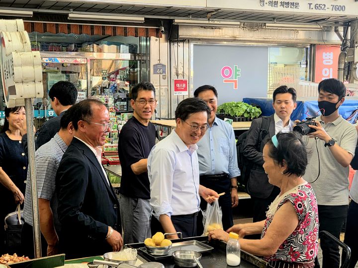[평택=뉴시스] 이병희 기자 = 김동연 경기도지사가 20일 평택 통복시장에서 상인들과 대화하고 있다. 2025.08.20. iambh@newsis.com *재판매 및 DB 금지