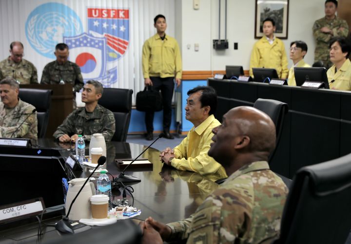 [서울=뉴시스] 안규백 국방부 장관이 20일 한미연합군사령부전시지휘소( CP 탱고)를 방문한 모습. (사진=국방부 제공) 2025.08.20. *재판매 및 DB 금지