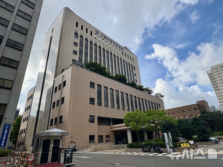 [서울=뉴시스] 한이재 기자 = 20일 오전 서울 마포구에 있는 서울서부지법 전경이 보이고 있다. 2025.08.20. nowone@newsis.com