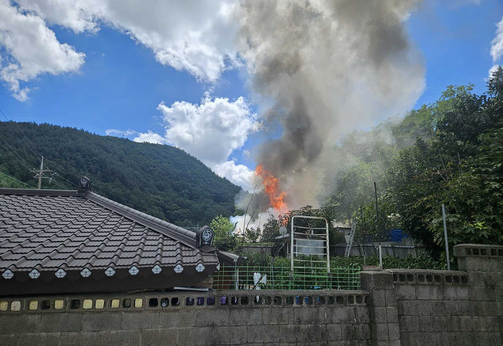 [태백=뉴시스] 20일 낮 12시9분께 강원 태백시 장성동 신촌마을에서 화재가 발생해 인근 교회까지불길이 번지고 있다. (사진=태백소방서 제공) 2025.08.20. photo@newsis.com *재판매 및 DB 금지