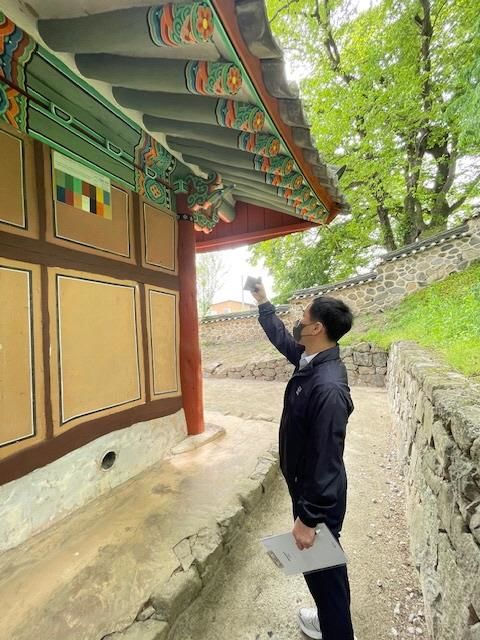 [정읍=뉴시스] 정읍시 관계자가 전북자치도의 문화재자료 제141호 '옥산서원'의 처마상태를 살피고 있다. *재판매 및 DB 금지