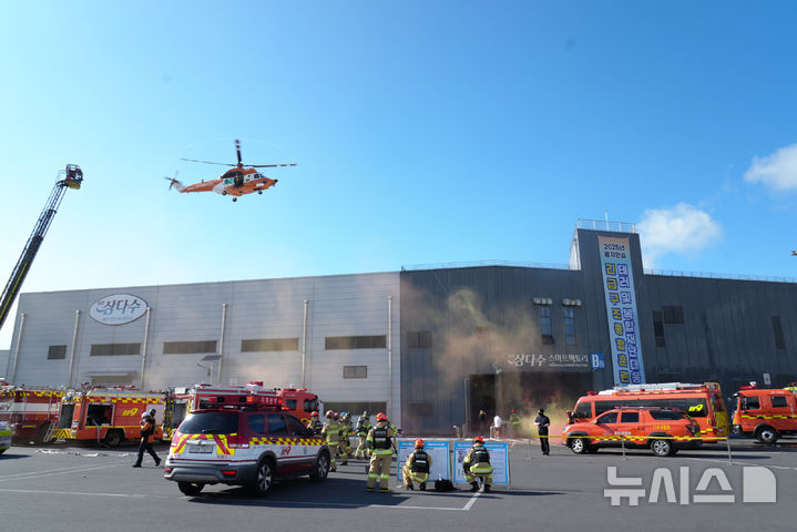 [제주=뉴시스] 20일 오후 제주시 조천읍에 위치한 제주삼다수공장에서 '2025년 을지연습 병행 긴급구조 종합훈련'이 열리고 있다. 훈련에는 도내 통합방위기관과 의료기관 등 300여 명의 인력과 장비 50여대가 동원돼 대규모 민·관·군·경·소방 합동으로 진행됐다. (사진=제주도 제공) 2025.08.20. photo@newsis.com *재판매 및 DB 금지