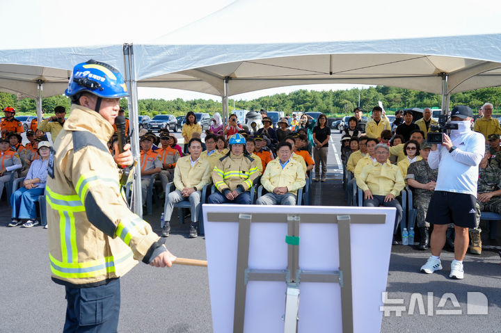 [제주=뉴시스] 20일 오후 제주시 조천읍에 위치한 제주삼다수공장에서 '2025년 을지연습 병행 긴급구조 종합훈련'이 열리고 있다. 훈련에는 도내 통합방위기관과 의료기관 등 300여명의 인력과 장비 50여대가 동원돼 대규모 민·관·군·경·소방 합동으로 진행됐다. (사진=제주도 제공) 2025.08.20. photo@newsis.com *재판매 및 DB 금지