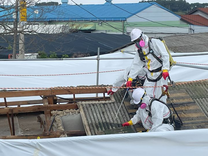 [정읍=뉴시스] 정읍시의 슬레이트 처리 지원사업에 따라 낡은 슬레이트 철거 전 석면 비산 방지작업이 진행 중이다. *재판매 및 DB 금지