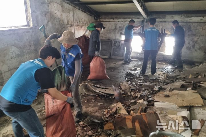 [인천=뉴시스] 지난 8월 인천 계양구청 직원 등이 침수 피해 복구 현장에서 수해 폐기물을 치우고 있다. (사진=뉴시스DB) 2025.09.19. photo@newsis.com