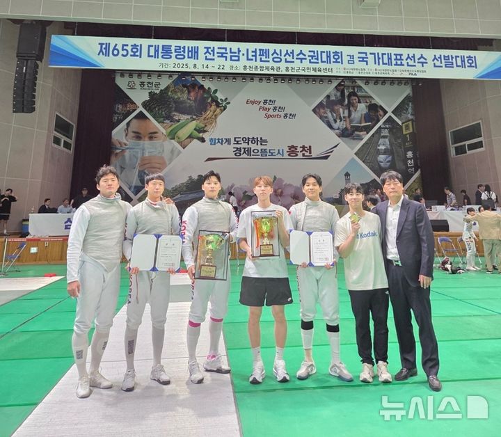 [경기광주=뉴시스] 광주시청 펜싱팀이 대통령배 전국 펜싱선수권대회에서 단체·개인전 모두 우승했다 (사진=광주시 제공) 2025.08.20.photo@newsis.com