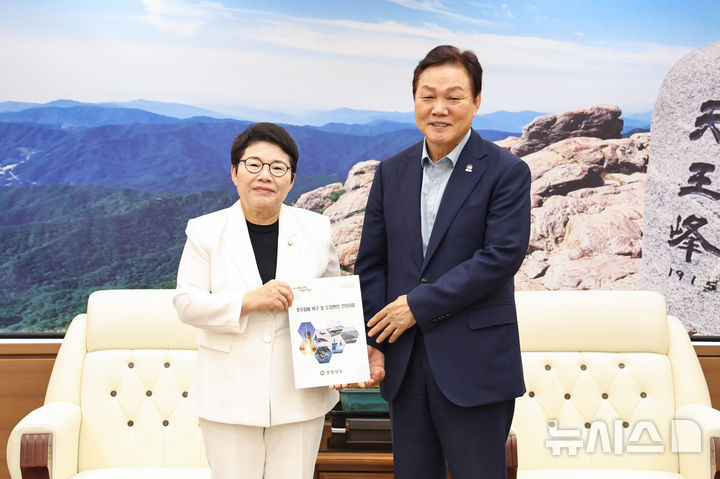 [창원=뉴시스]박완수 경남도지사가 20일 도청을 방문한 임이자 국회 기획재정위원장에게 2026년도 국비 지원이 필요한 집중호우 피해 복구지원 사업, 도정 주요 현안 사업 내용이 담긴 소책자를 전달하고 있다.(사진=경남도 제공) 2025.08.20. photo@newsis.com