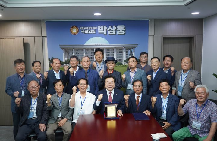 [창원=뉴시스]의병 후손 모현계, 박상웅 의원에 감사패 전달.(사진=박상웅 의원실 제공) 2025.08.20.photo@newsis.com *재판매 및 DB 금지